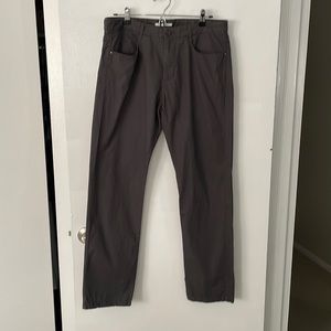 Men’s Calvin Klein body fit gray pants size 33/32. 100% cotton.